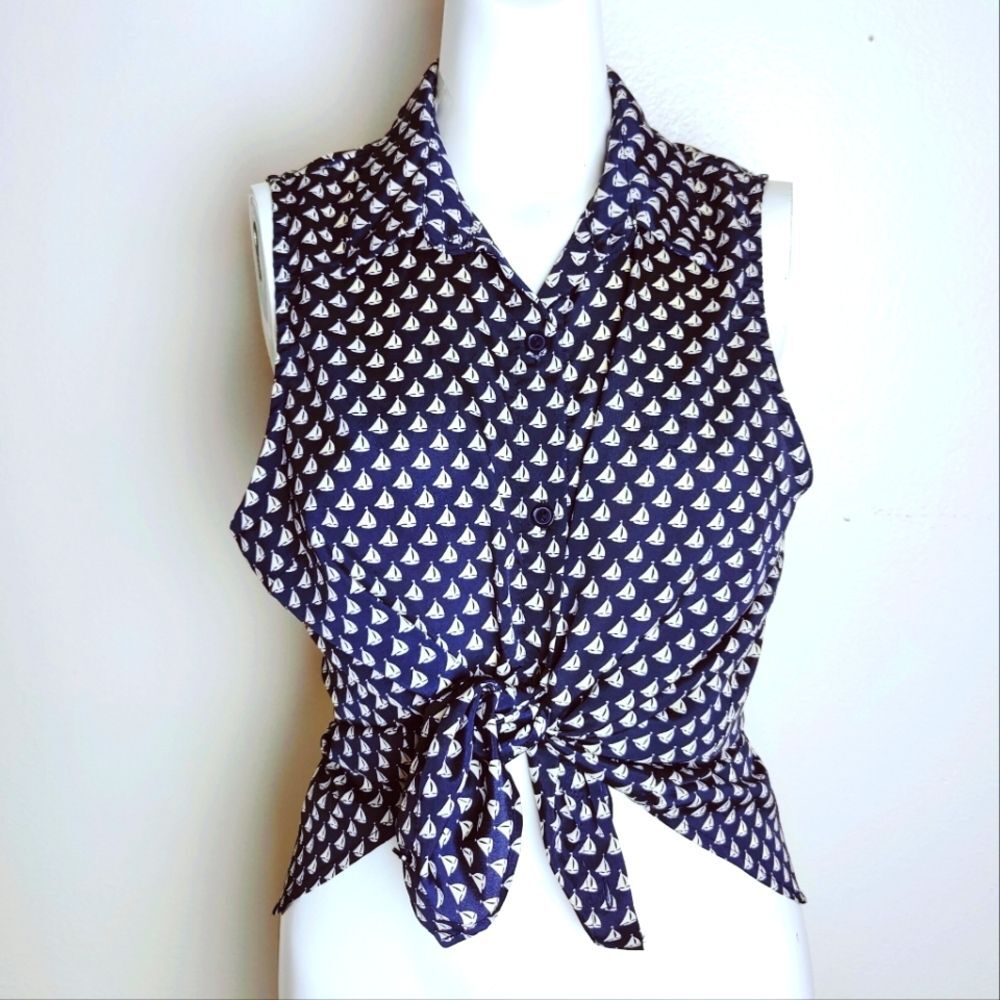 Modish One Sleeveless Navy Sailboat Print Button Lightweight Down Blouse, Sz M